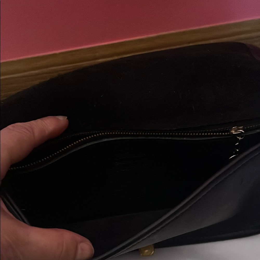 Elegant Black Shoulder Bag - Picture 2 of 7